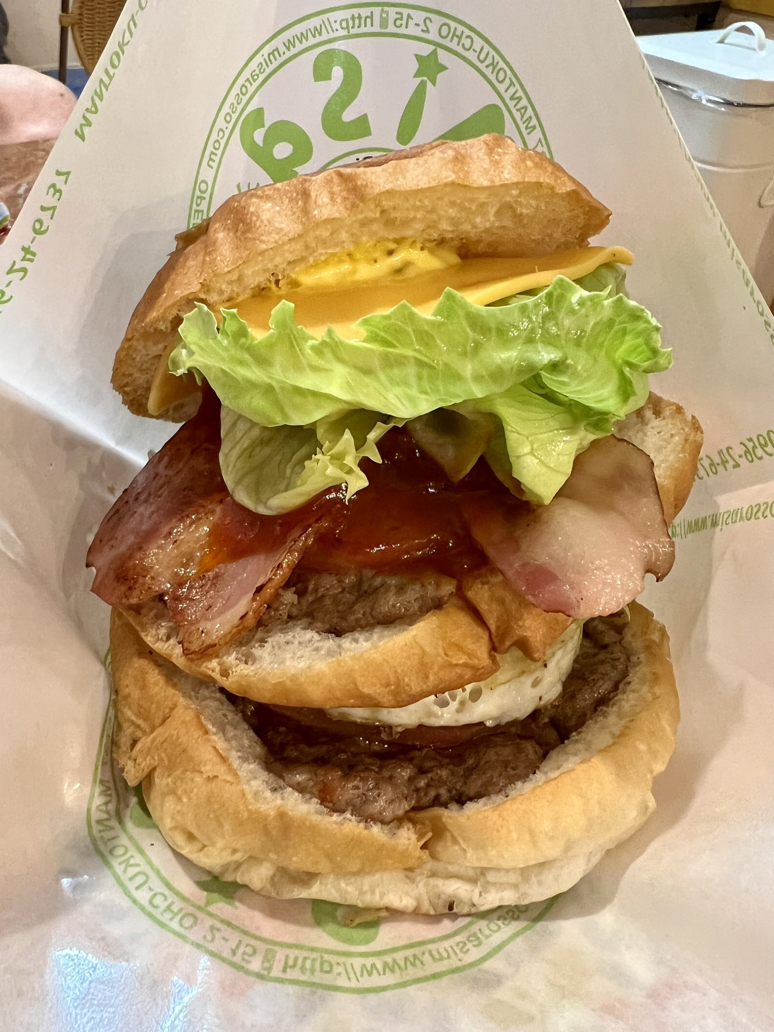 公式 一般社団法人 西日本ハンバーガー協会 会長 佐世保バーガー4店目は ミサロッソ 今年周年の老舗にて 人気no 1のミサモンスター でかい でかすぎる けどサルサソースがうまくてペロリ 自家製バンズもサクサクやーん T Co