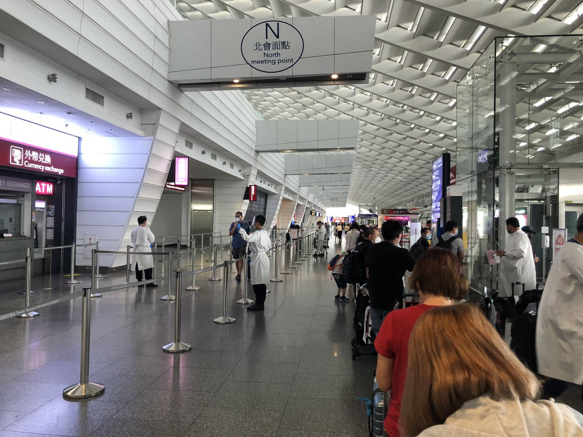 nakatanicement1's tweet photo. 台湾の展示会に参加するため、本日訪台!入国から1時間半の検閲検査を経て、台北こら会場がある高雄まで隔離タクシーで約4時間の移動中…えらい時代ですねほんと笑
#台湾 #文博会 #展示会 #taiwan #臺灣文博會 #高雄 #creativeexpo https://t.co/AJCDjL0JlR