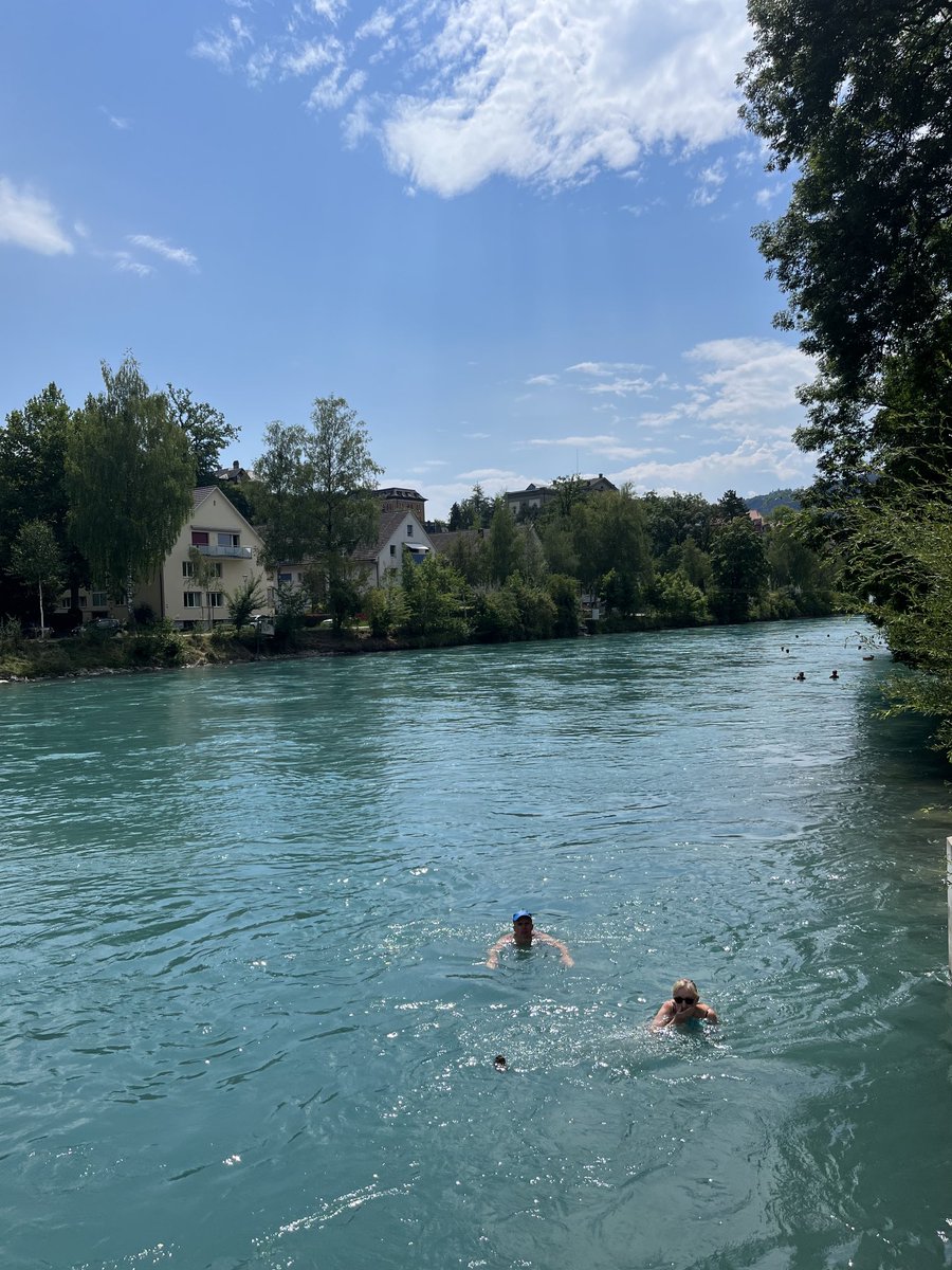 cath_brun's tweet photo. Plongeon dans l’Aare #Bern #Aare avec ⁦@Pierre__Baumann⁩ pour se rafraîchir les idées avant de reprendre le travail. Température de l’eau: 22.5°C. 😎 or 😱??? https://t.co/bv6WLA6sbj
