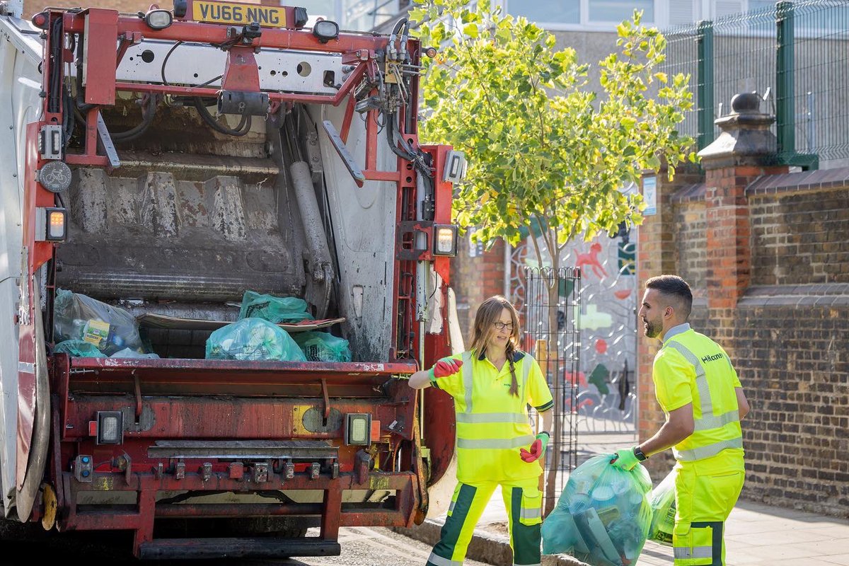 metecoban92's tweet photo. It was brilliant to join our heroic refuse workers on the recycling round this morning. 

It’s amazing to see how many more people have been recycling since the introduction of our fortnightly waste collection. 

Reduce, reuse and recycle to help tackle the climate crisis ✌🏾🌍 https://t.co/VVsKC6D2lf