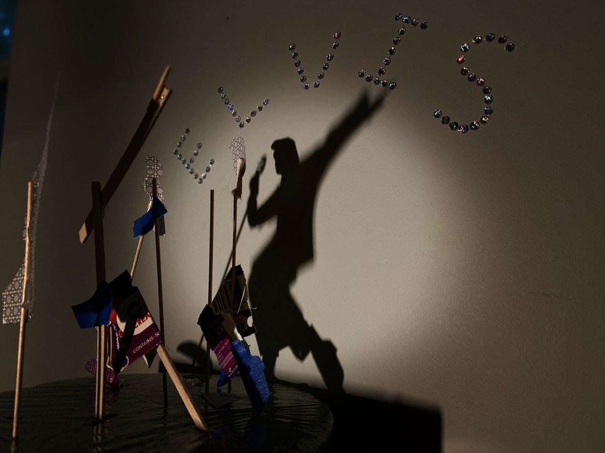 raNarCosplay's tweet photo. Gish 2022 - Item 144 - Strategically place objects so that when a directed light is turned on, it reveals a silhouette or portrait of your favorite actor or musician in the shadows. #gish 
@ElvisPresley https://t.co/dJ9avWKFuz