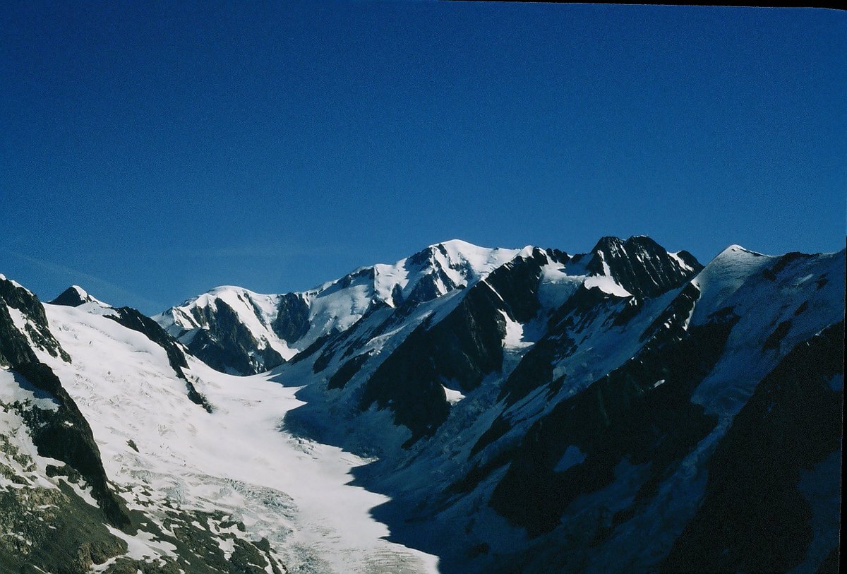3CatInfo's tweet photo. L’alcalde de Saint-Gervais-les-Bains cobrarà una fiança de 15.000 euros als excursionistes que pugin al Mont Blanc com a dipòsit per cobrir les despeses d’un possible rescat i enterrament https://t.co/4jrTTRN803 https://t.co/Qv0I4Hfmcx