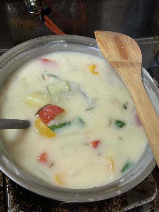 完成( `ᾥ' )
鶏肉と夏野菜、おつとめ品のやっすいローズマリーとバジルをぶっこんだ、ホル子ちゃんの濃いミルクで仕上げた濃いシチューです(˘ω˘)( ΦωΦ )( ΦωΦ )調子こいてすげぇ量になっとる 