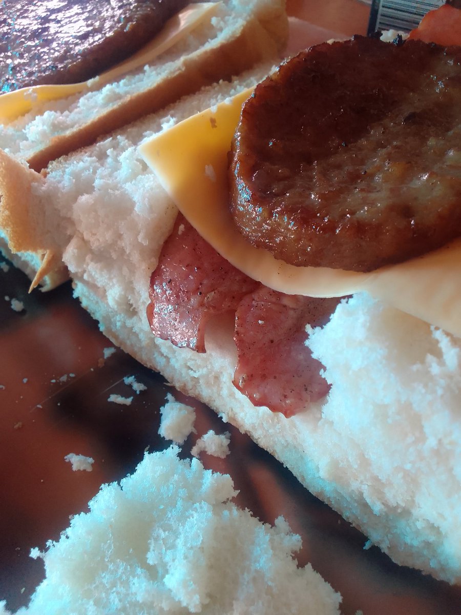 tang_plus47's tweet photo. We Still Out Here Grinding!!👨‍🍳🙏🙏

Skhambane! ( Caramelized onions + gherkins + tomato + cheese + bacon + beef patty and chips ) Only R35 🔥🔥🔥

Bloemfontein📍 Check pinned tweet for full menu 
#capitec #BloemTwitter https://t.co/QGgFPQi9aL