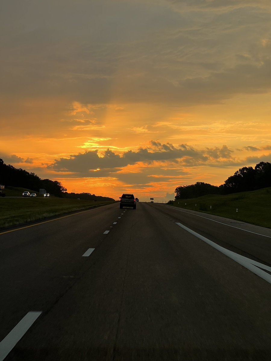 HoustonSerenity's tweet photo. no one cares but todays sunrise was absolutely beautiful https://t.co/Jq3A3iSbGw