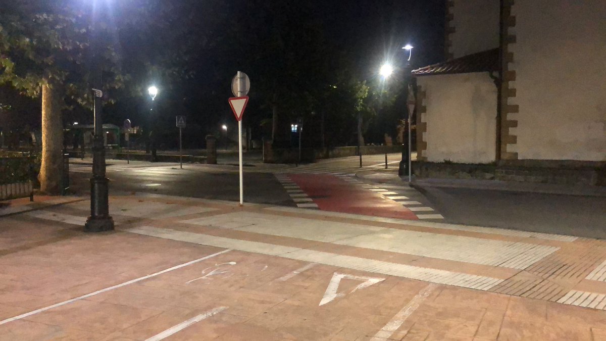 Consulta a <a href="/DGTes/">Dir. Gral. Tráfico</a>: En una intersección como en la de la imagen, el ceda el paso... ¿A quién cede el paso, al peatón o al vehículo que circula por la carretera? A ver si podéis aclararnos esta duda que ha generado amplio debate en el grupo de amigas. ¡Gracias!🙂