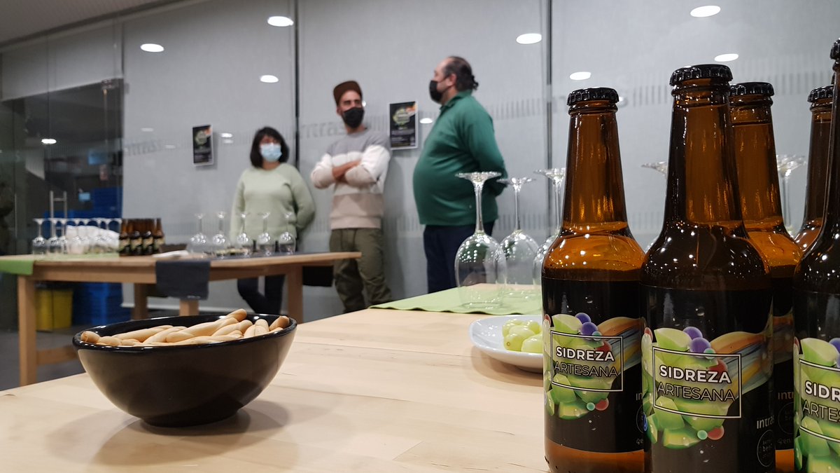 fintras's tweet photo. En el #DiaInternacionalDeLaCerveza os recordamos que tenemos la #Sidreza, #cerveza con un toque de #sidra de nuestro manzanal ecológico de #Valladolid. Este proyecto de #EmpleoSocial, elaborado con #BarbasBeerProject, forma parte de nuestra línea laboral #EnSuma. #cerveza https://t.co/GdN8PmXvTD