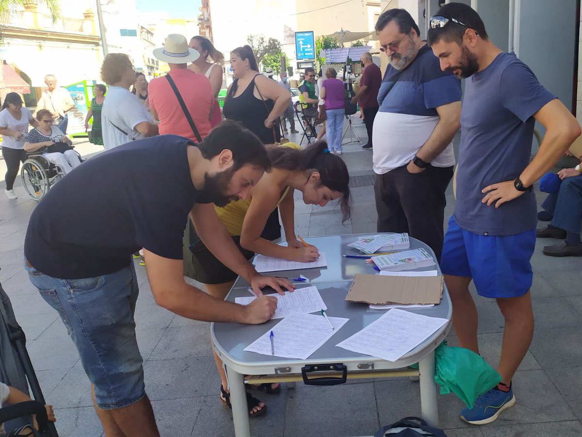 manololay's tweet photo. Hoy en #DosHermanas la plataforma por la Educación @PublicaDh ha vuelto a recoger firmas ciudadanas de apoyo a la @ILPABajadaRatio
Acabemos con la masificación en las aulas y el desmantelamiento de la #EducaciónPública. https://t.co/BP1mXgzSUP