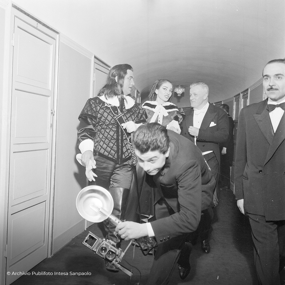 gallerieditalia's tweet photo. 🎞 Oggi, in occasione della #GiornataMondialeDellaFotografia ripercorriamo alcuni dei momenti più iconici della storia della fotografia con questi scatti dell’#ArchivioPublifoto @intesasanpaolo custoditi alle Gallerie d'Italia - Torino.

https://t.co/uXvLAr1Evh https://t.co/M1nvr4KxeY