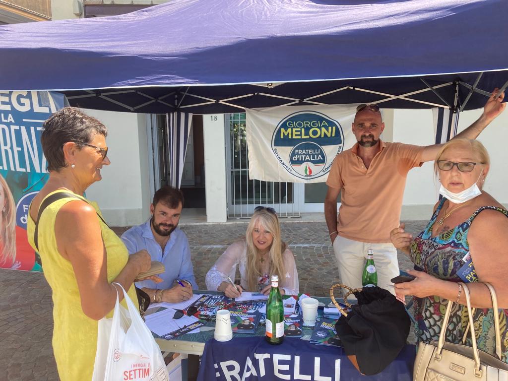 carettamc11's tweet photo. Mentre a #sinistra sono asserragliati nel Palazzo a cercare di capire come rimanerci, noi di @FratellidItalia siamo tra la gente, oggi a #IsolaVicentina, per spiegare la nostra proposta politica per il governo della Nazione.@GiorgiaMeloni @FDI_Parlamento https://t.co/K63ZwEsgNF