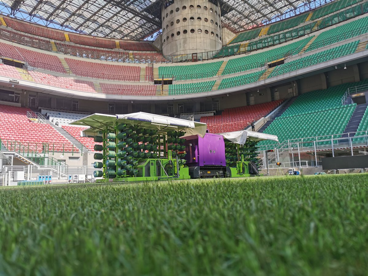 FLexGrass's tweet photo. Busy days for FLexGrass we are back stitching our #Vertix #hybridgrass powered by @SISPitches  @sansiroofficial https://t.co/4xEdjz8ZTq
