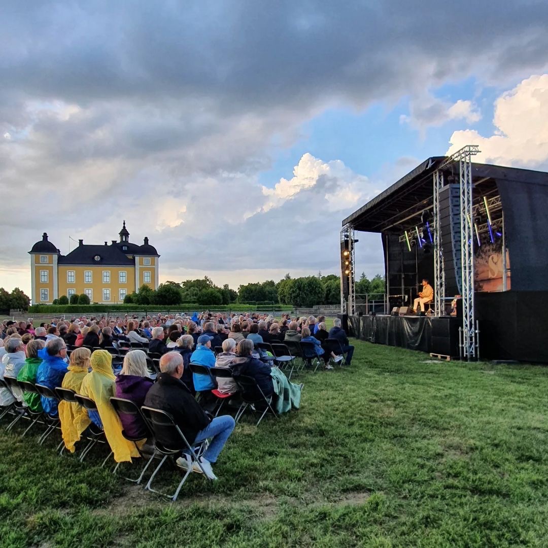 MartinAudioLtd's tweet photo. This week's #RigsAtGigs winner is Mattias Winther at Winther Sound Solutions who provided WPS for the premiere evening at Strömsholm Palace, Sweden with Niklas Strömstedt. Find out more about WPS here: https://t.co/aRSak398VF #MartinAudioLive https://t.co/4Vz3OYS25G