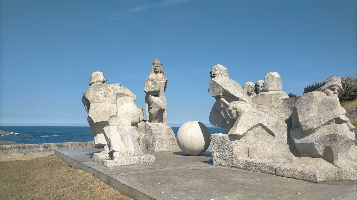 Jmaropo1's tweet photo. "Encuentro entre dos mundos" Monumento en Bayona conmemorando el primer lugar del Viejo Continente donde se supo de la llegada a América de las naves castellanas. https://t.co/SzSGQXD32D