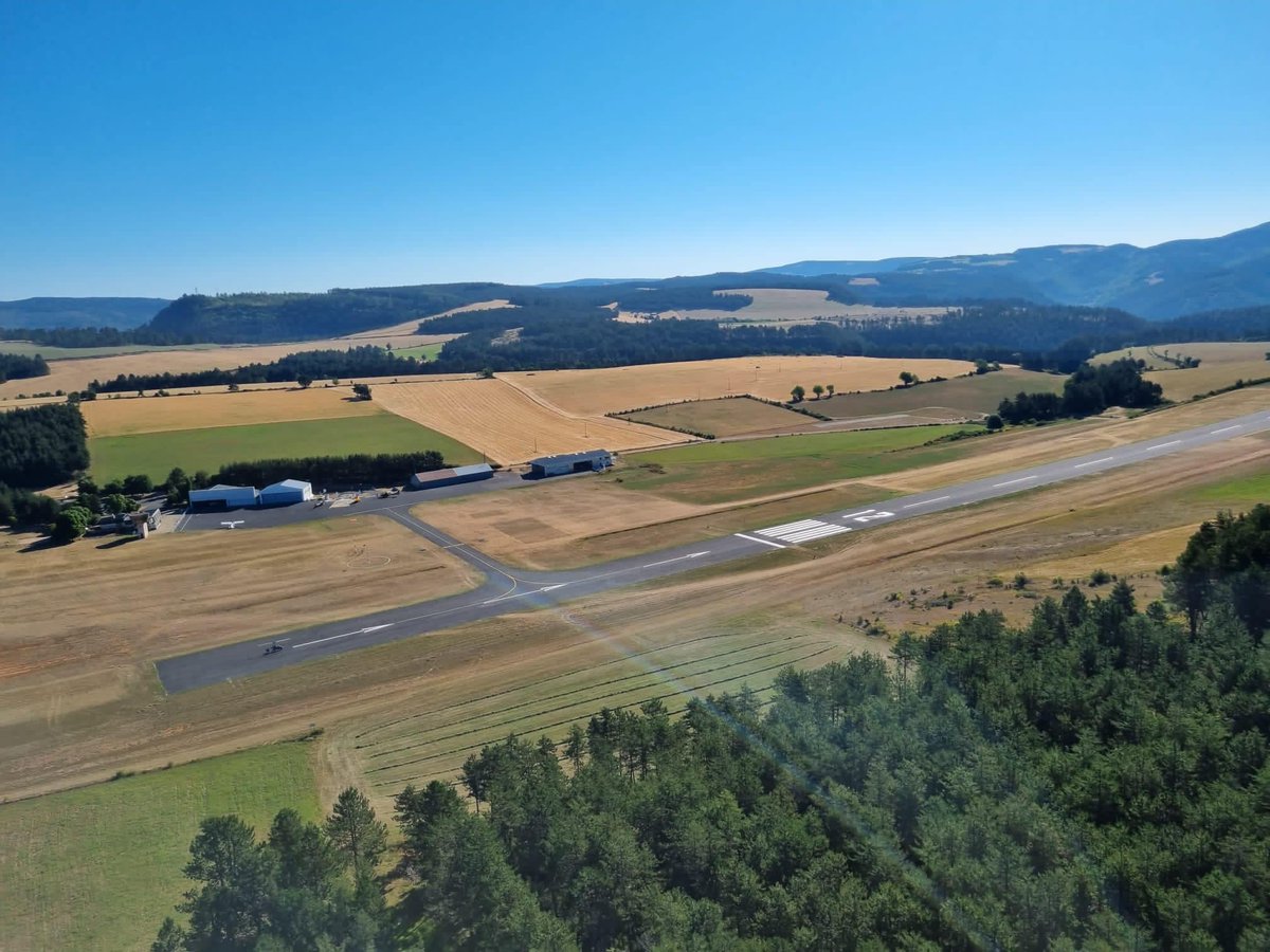 MagniGyrosrl's tweet photo. Au dessus de #Mende en vol patrouille sur #M16PLUS avec l Armée de Terre.
Venez vous aussi admirer les magnifiques paysages de Lozère chez Ulm ULM Lozère !
Enjoy your #Gyro! https://t.co/n3u9ciLNgf