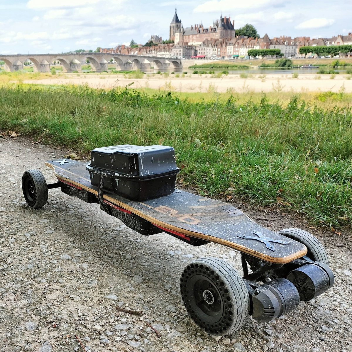 EvoSkate44's tweet photo. 🛹⚡David, qui a le virus e-skate depuis des années s’est lancé le défi de réaliser sur 5 jours le trajet Cuffy / Tours sur le tronçon Loire à vélo…➡️ https://t.co/hoHl25cssd

#evospirit #emobility #electriclongboard  #longboarding #emtb #esk8squad #electricsk8  #esk8challenge https://t.co/jdU3Y20KSQ