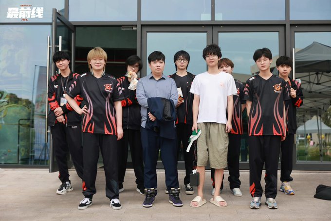 集合写真撮るのに1人だけ普通に飯食ってる低保、おもろすぎる 