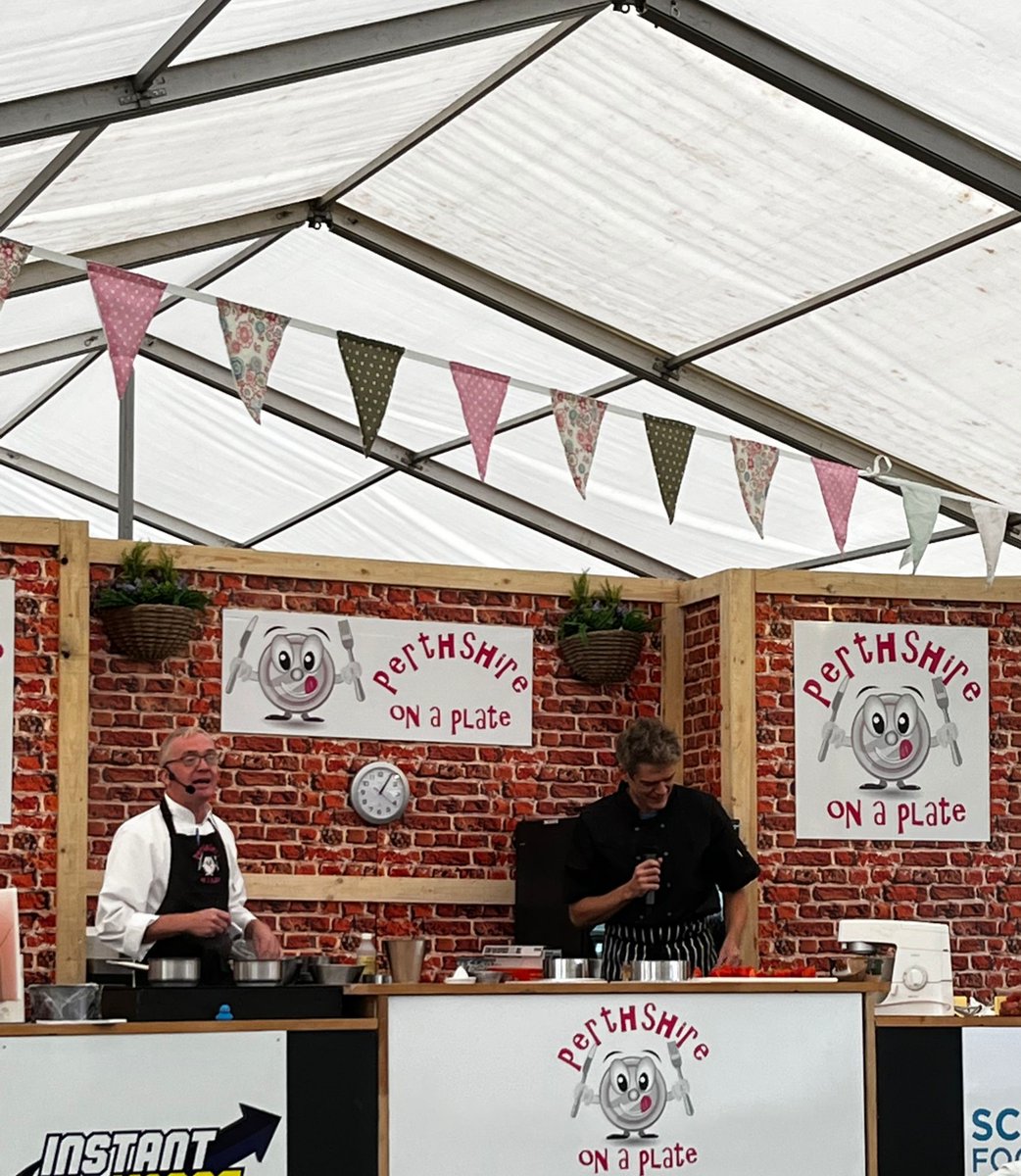 UHIPerth_'s tweet photo. #PerthShow Neil is now on stage cooking up a storm! https://t.co/cwSpwZU0Yu