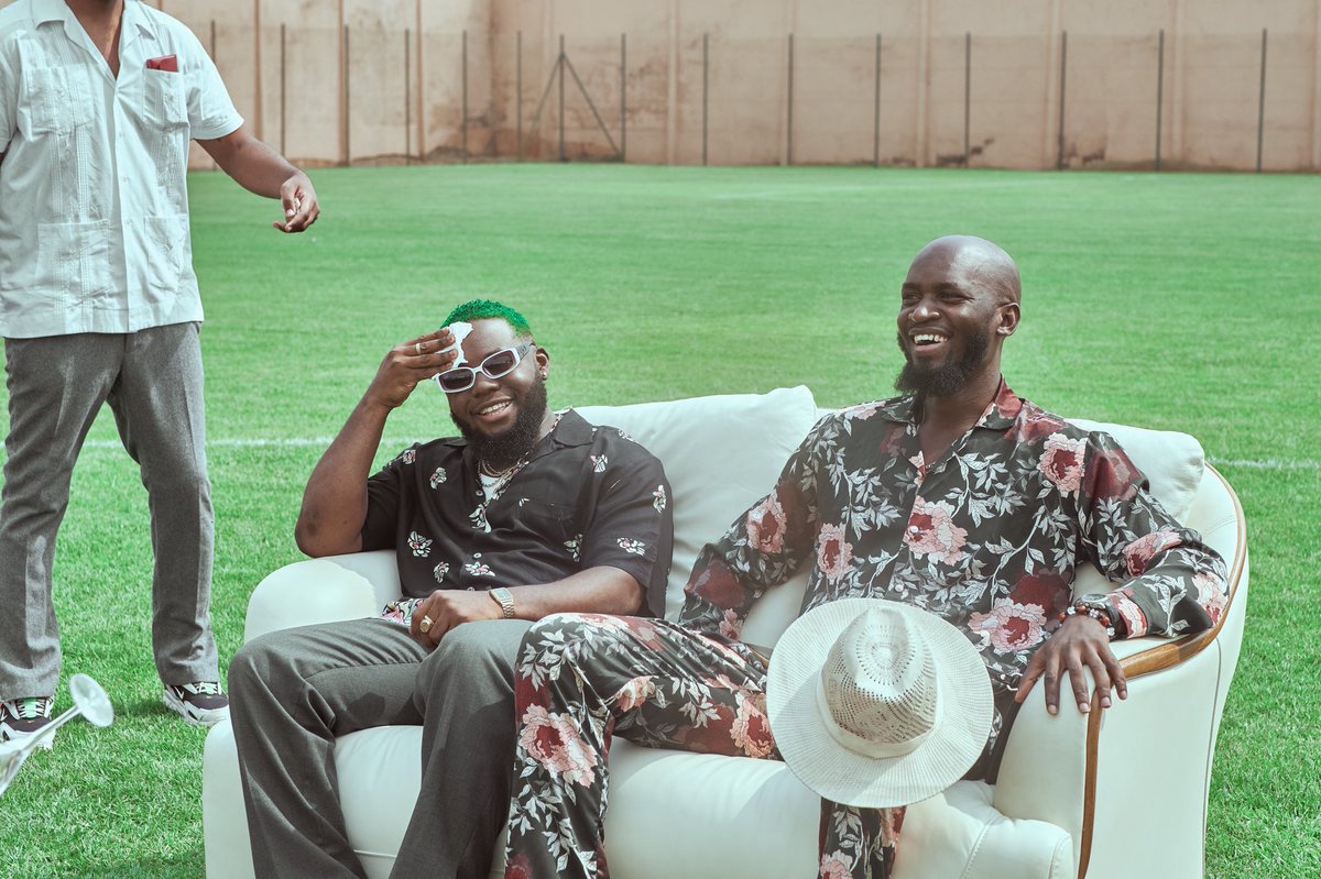 JasonSadDIAKITE's tweet photo. « Quand j’aurai l’argent », j’achète le talent de @KOCofficiel , je le multiplie par 10 et je déclasse tous ses hits😌 #QJL #QJL_challenge
*P.S : Ensemble fleuri en soie, disponible chez @JASAID_Cameroon
#DMD 👌🏽
Directed by @cedricmink
Crédit photo Singerie studio https://t.co/k7CWj3EEeC