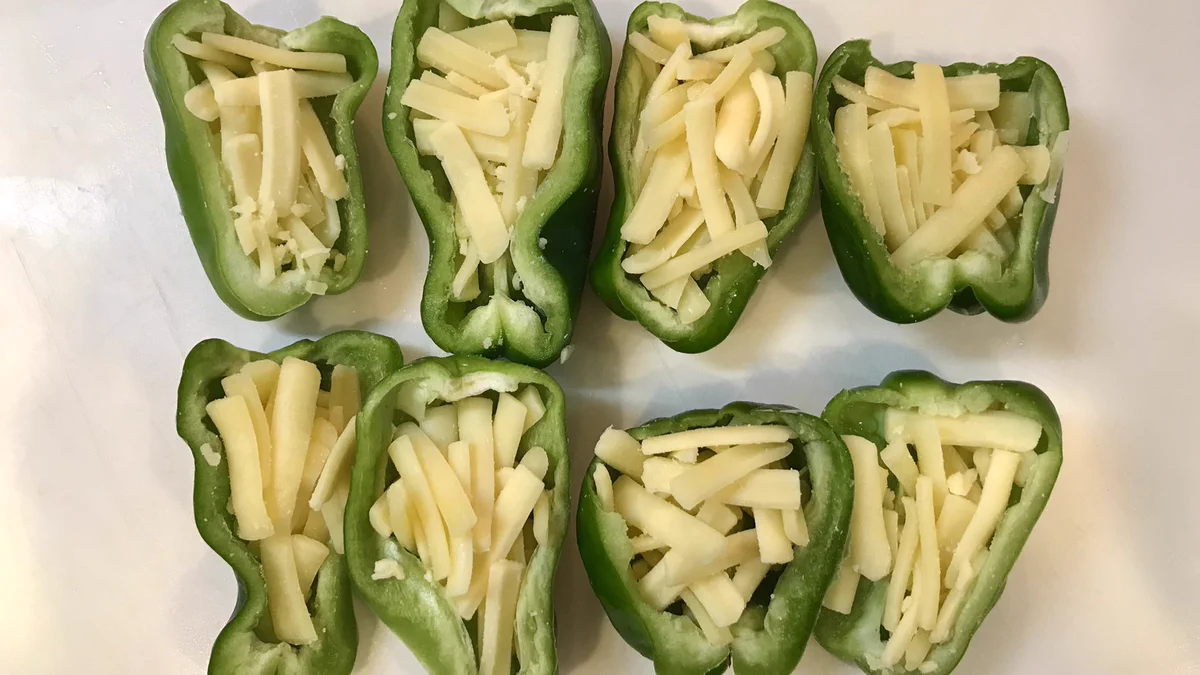 ピーマンを美味しく食べる最強レシピ！チーズINして肉を巻く！？