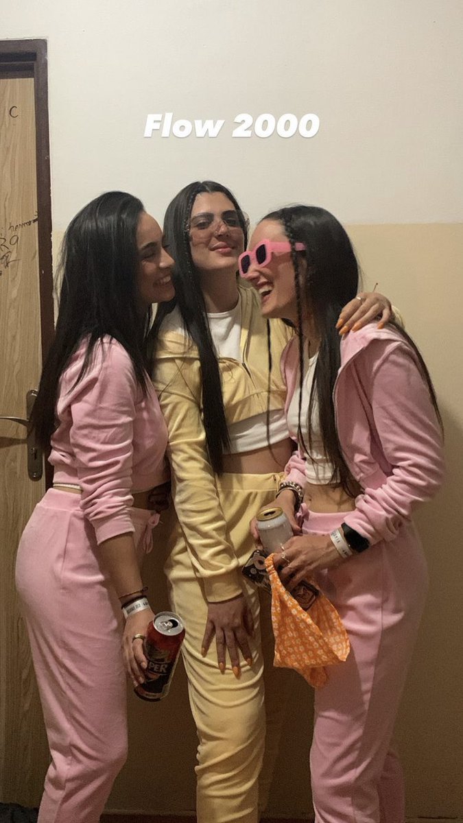 bereta_10's tweet photo. 4. Evi, Noelia y Tute: flow Paris Hilton. El chándal unicolor de terciopelo que toda bad bitch debía tener en su armario. Son una mezcla de pija americana de instituto y mujer de capo. 
7/10 https://t.co/b0QO1MaFKW