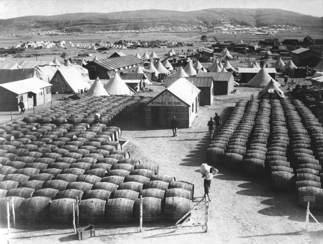 Salo50's tweet photo. Турция 1915 год.
Винный погреб французской армии перед битвой при Галлиполи.

А они точно воевать пришли? 🤷‍♂️ https://t.co/dYXwhEN8J9