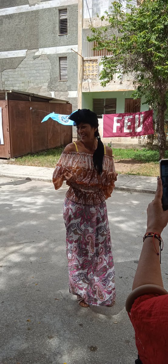 Segundo día de #XCongresoFEU en la comunidad de Vista Alegre. La @FeuUho y @Feucm_holguin continúan #revolucionandoelbarrio 
<a href="/DiazCanelB/">Miguel Díaz-Canel Bermúdez</a> <a href="/Karli_SantanaR/">Karla Santana</a> <a href="/aylinalvarezG/">Aylín Alvarez García</a> <a href="/CubaMES/">MES</a> <a href="/yaliel_cobo/">Yaliel</a> <a href="/IsabelC1963/">Isabel Cristina Torres Torres</a> <a href="/AnabelNaranjoP4/">Anabel Naranjo Paz</a> <a href="/ChaconGalina/">Galina Galceran Chacón</a> <a href="/JorgeEd88874723/">Jorge Eduardo Rodriguez Piñeiro</a> @gamezleyva_cu <a href="/ErnestoSV8/">Ernesto Santiesteban Velázquez</a>