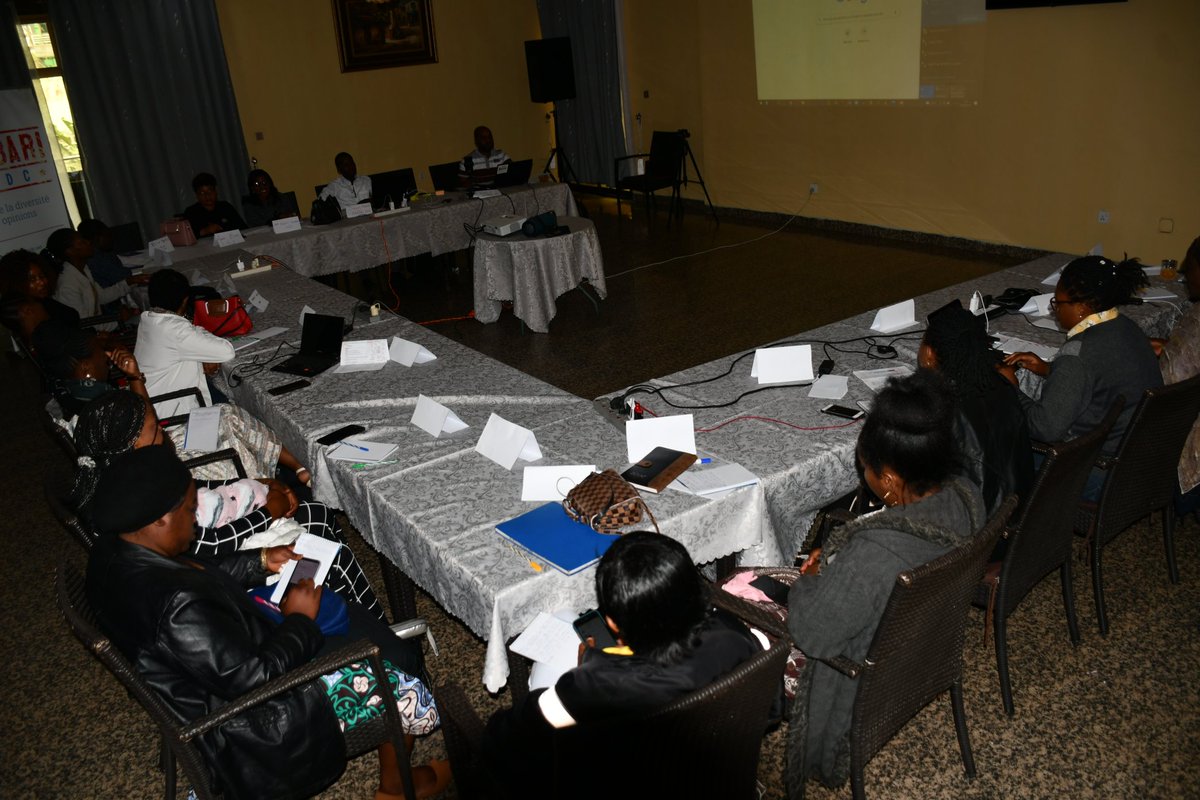 Journaliste24's tweet photo. @habariRDC🇨🇩 et son partenaire @sofepadi ont organisé, grâce au 
financement du Fond des #FNUD, cinq sessions de 
formation sur l’initiation au numérique avec les organisations de la société civile 
(médias communautaires, #OSC des femmes, des jeunes filles et des étudiantes.) https://t.co/76kw0uzb7i