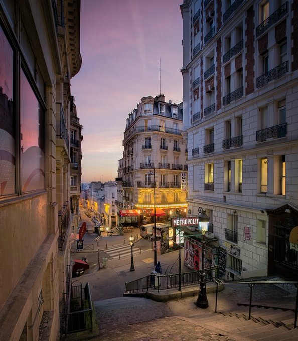 VIParis's tweet photo. Happy Friday and bon week-end to all! #Paris #Travel #France #FridayFeeling #Sunset #FridayVibes 📸Denis Degioanni💖💞 https://t.co/ClPXvNzNo1