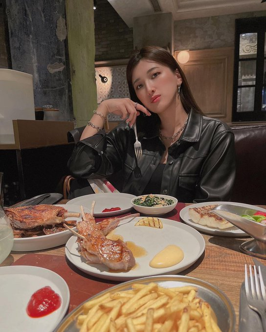 DfhUhdsf's tweet photo. 我很平凡，甚至到人堆里一抓一大把的，那种没有扎眼的相貌让你们仰视，没有出众的才华让你们羡慕，没有丰厚的家庭条件支持我干这干那的，我也没有和任何人比这比那的。仅仅只是想靠自己努力养活生我养我的人，我知道靠我自己并不丢人。 https://t.co/ijLVMxqVKf