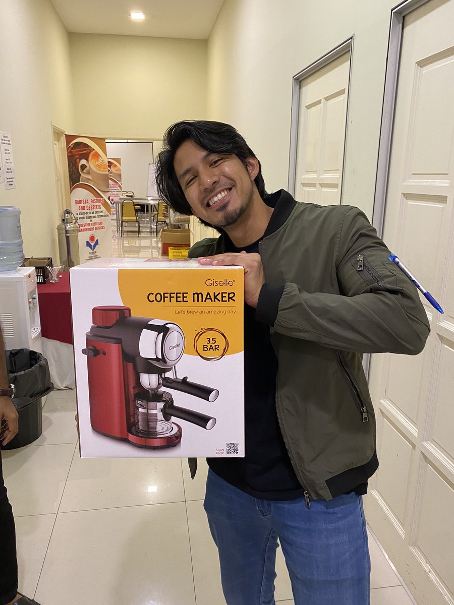 aimanomist's tweet image. Terscroll gambar lama ternampak gambar aku dapat first espresso machine aku.

Benda ni dapat free lepas aku join kursus barista 5 hari bawah HRDF. Lepas tu aku belajar lah sikit2 dengan kawan2 yang own coffee shop.

Aku rasa, tanpa kursus HRDF tu aku takkan jadi macam sekarang.