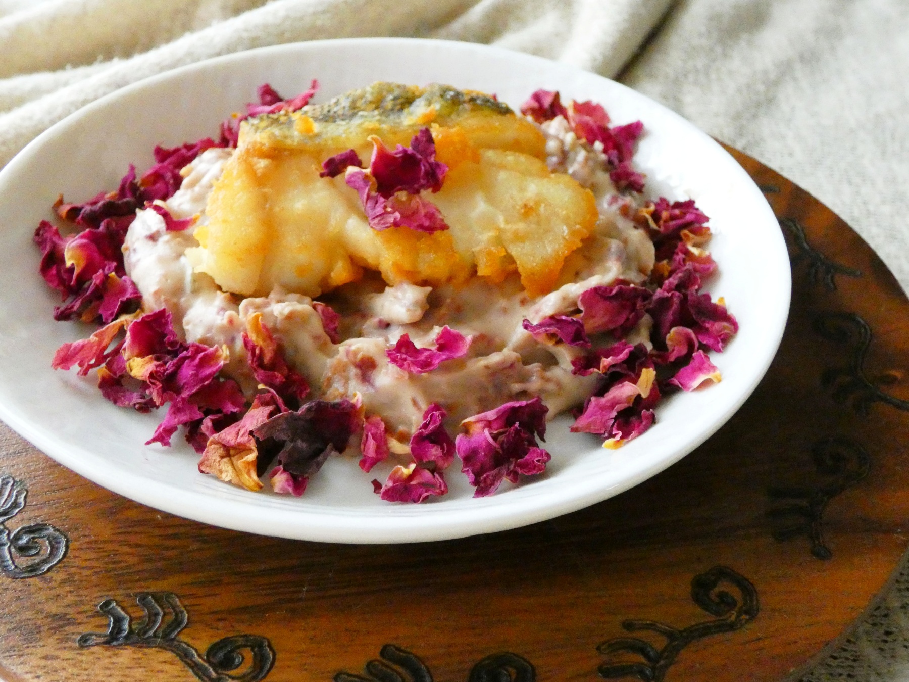 繻 鳳花 同人誌新刊 中世欧州の魚料理 から 15世紀イングランド方面の魚料理 白身魚のソテー ローズアーモンドソースをチラっとご紹介 中世ヨーロッパの料理指南集は高確率でバラを使った料理が登場するんですが これもそのうちのひとつです 当時の