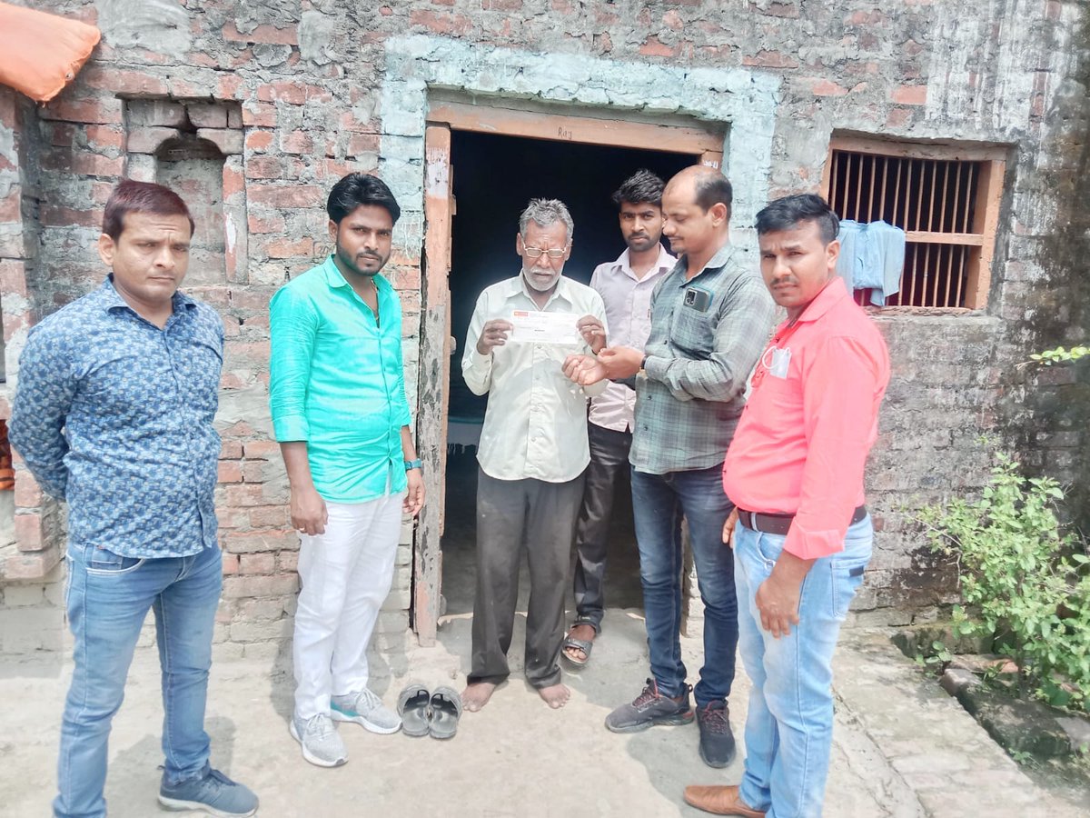 आपसी सहयोग का प्रतीक हैं #पीएसवीएमपी
प्रगतिशील विश्व मौर्य परिषद मंडल/जिला इकाई बस्ती के कार्यकर्ताओं के सहयोग से ग्राम रसोईया कलवारी धर्मेंद्र मौर्य की बहन की शादी में एक छोटा सा सहयोग 10000, हजार रूपए  सहयोग किया