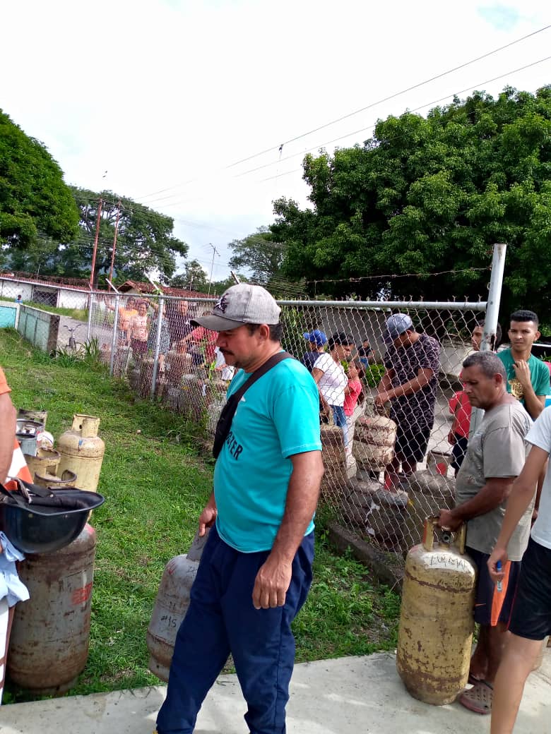 ComunaMilagroSP's tweet photo. 🗣️En el CC Vecinos Unidos perteneciente al territorio de la @ComunaMilagroSP se atiende a su pueblo con la compra de de gas doméstico con el apoyo de la Empresa Camilo Cienfuego y el Alcalde @AngelPradoSP @VocesUrgentes @ComunasVE_ #VenezuelaEsPaz https://t.co/Zg9gfLNOIk