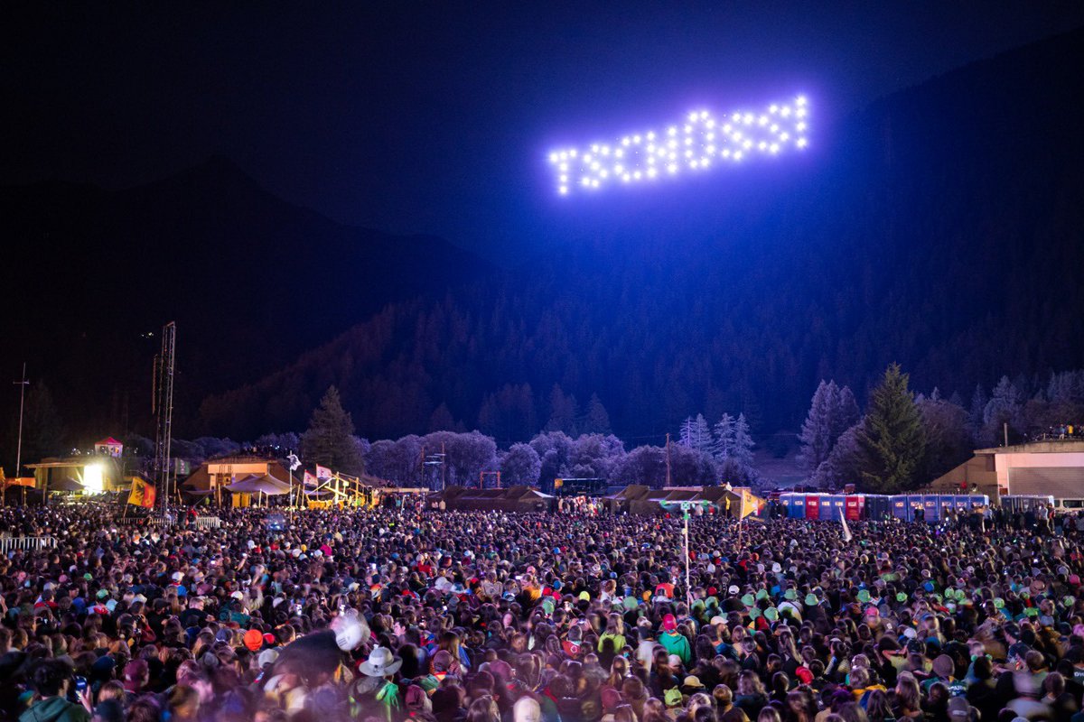 Erfolgreiche Drohnenshow - Impressionen der Swiss Drone Show AG - Abschlussfeier und Drohnenshow mit 100 Drohnen am Donnerstag, 4. August 2022 am BULA in Ulrichen/Goms. 

Fotos: @mova.2022 

#droneshow #bula22 #bula #mova #drohnenshow #drohnen #eventmarketing #sds #swissdroneshow