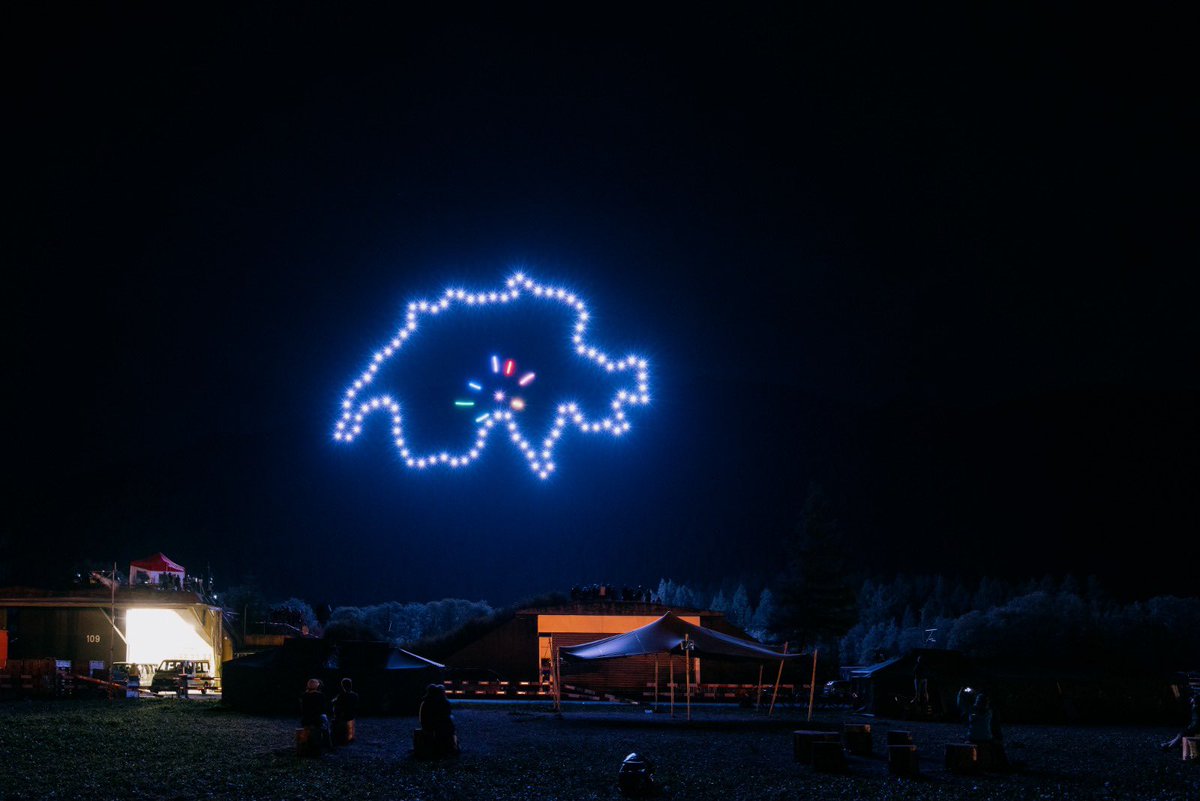 swissdroneshow's tweet photo. Erfolgreiche Drohnenshow - Impressionen der Swiss Drone Show AG - Abschlussfeier und Drohnenshow mit 100 Drohnen am Donnerstag, 4. August 2022 am BULA in Ulrichen/Goms. 

Fotos: @mova.2022 

#droneshow #bula22 #bula #mova #drohnenshow #drohnen #eventmarketing #sds #swissdroneshow https://t.co/w46f23miAk