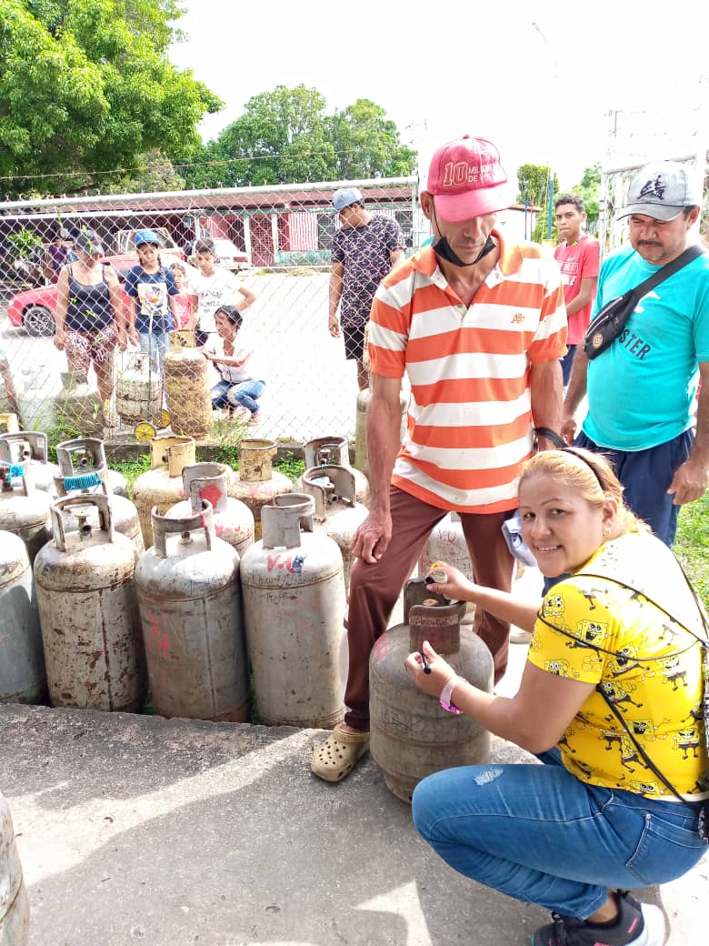 ComunaMilagroSP's tweet photo. 🗣️En el CC Vecinos Unidos perteneciente al territorio de la @ComunaMilagroSP se atiende a su pueblo con la compra de de gas doméstico con el apoyo de la Empresa Camilo Cienfuego y el Alcalde @AngelPradoSP @VocesUrgentes @ComunasVE_ #VenezuelaEsPaz https://t.co/Zg9gfLNOIk