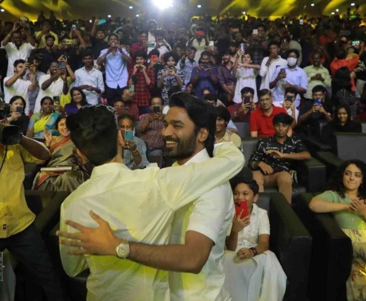 RavichanderFam's tweet photo. Wherever you go, go with all your heart.🤍🤍 @anirudhofficial and @dhanushkraja 

#Thiruchitrambalam #AudioLaunch #Anirudh #VestiShirt #Dhanush #Linga #LingaDhanush https://t.co/iQwHpQ9fsv
