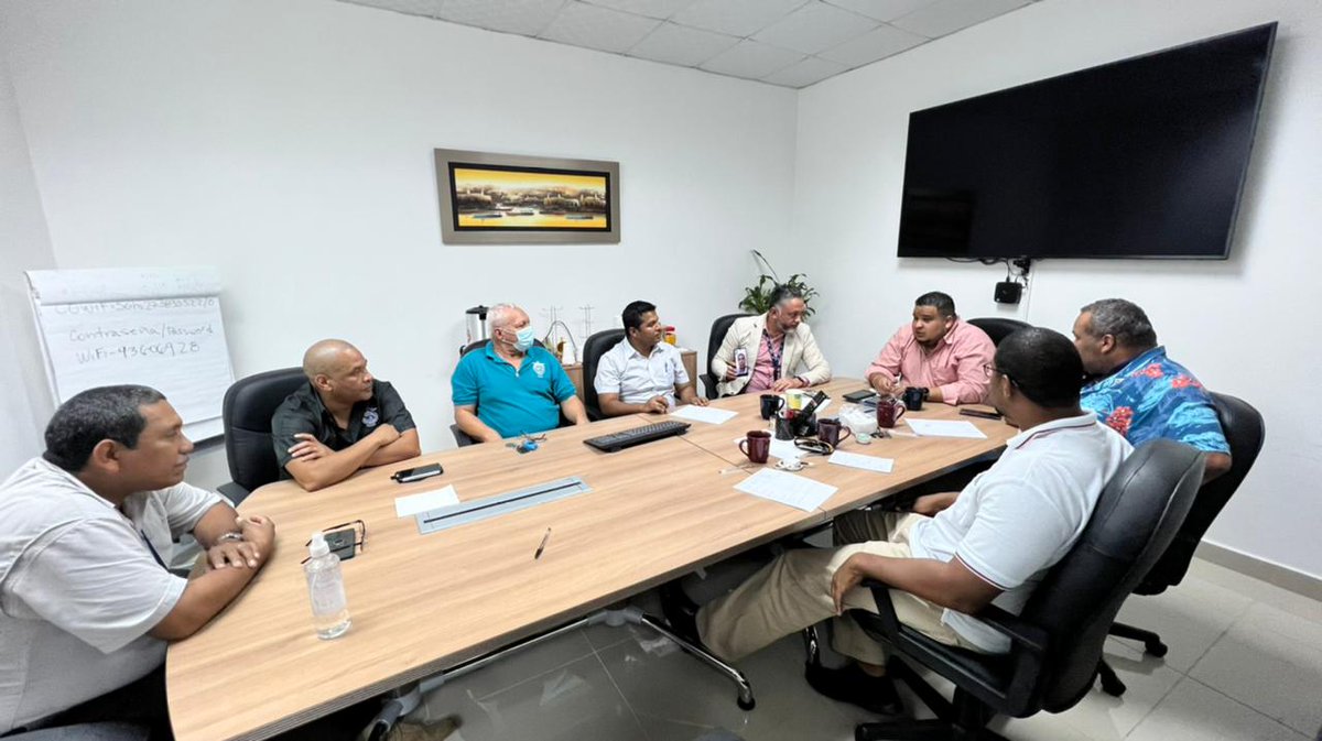 ApactaPanama's tweet photo. En miras de garantizar el bienestar y seguridad operacional de la navegación aérea, la JD de APACTA hizo un acercamiento con la jefaturas de las dependencias Técnicas de Comunicación, Navegación y Vigilancia (CNV)#3añosdegobierno #PanamaSaleAdelante https://t.co/VsGeJi1xJe