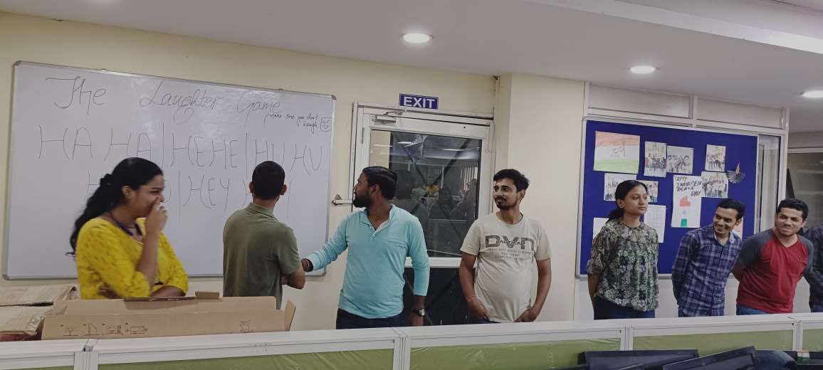 SourceSoftSol's tweet image. #Fridays can&apos;t be boring. And to make it fun &amp;amp; frolic we had a #laughterchallenge but with a twist. There was only one rule which was NOT TO LAUGH.
Seems like we got some really serious people in our company.
Congratulations to the winners. 
#SourceSoftSolutions #fridayactivities