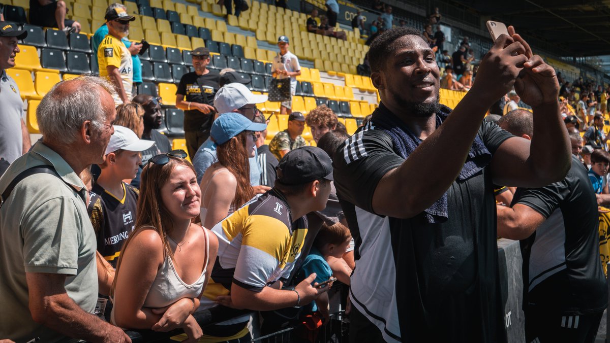 🤯 Plus de 3000 personnes étaient #ChezMarcel ce matin... Ne serait-ce pas un record d'affluence pour un entraînement ouvert au public en #Top14 ? 😏🫵

Bref, la #FievreSR n'a donc aucune limite ! 💛