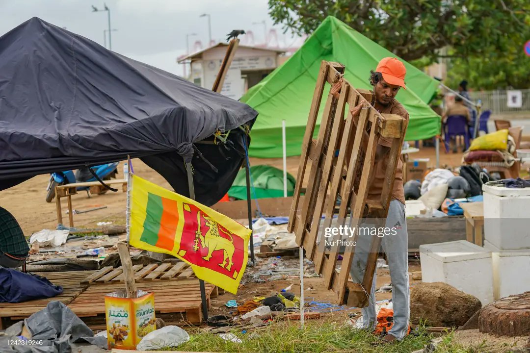 A group of anti-government protestors preparing to left from the protest site. August 05, 2022 Colombo, Sri Lanka. #LKA #CameraLK