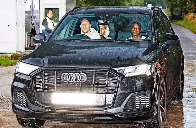 Los nuevos fichajes de Manchester United: Christian Eriksen, Tyrell Malacia y Lisandro Martínez llegando juntos a Carrington en esta mañana. (I) [@MailSport]