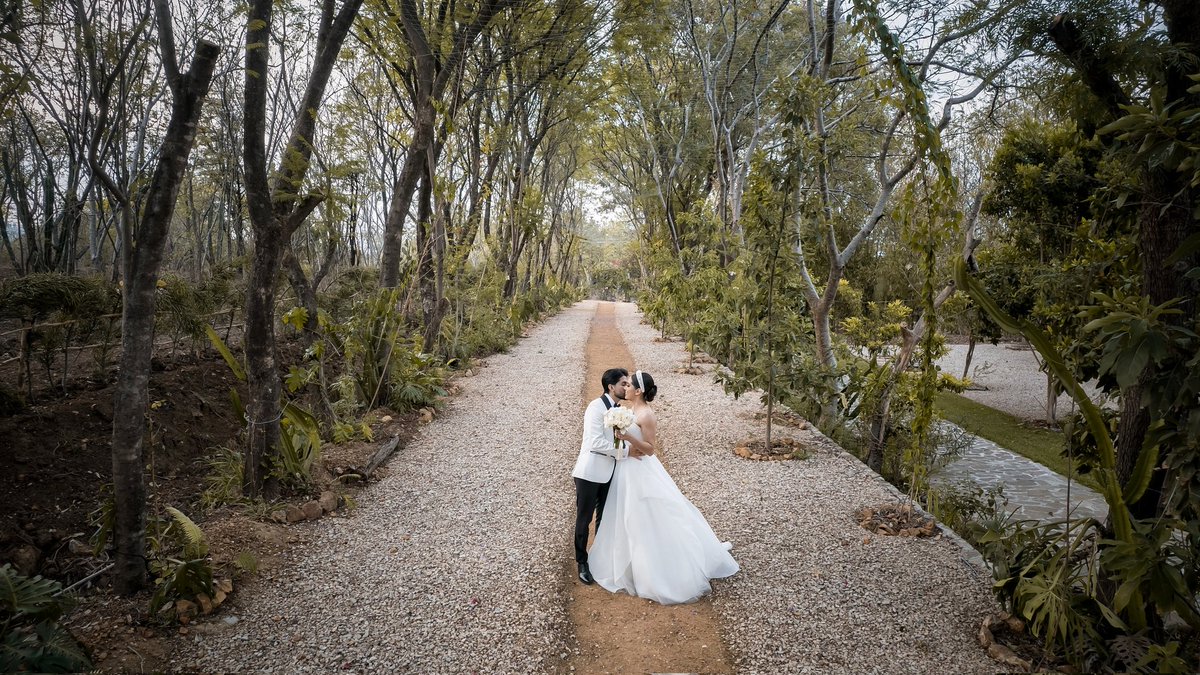 enigmatino's tweet photo. "Antes compartiría una vida contigo que enfrentarme a todas las edades de este mundo sola"
▪
👰🏽🤵🏽 @anakarengo_ &amp; @ettoreluna14
📋 @carlospereyrafloraldesigner
📍 @casa2lagos
🎥 @danielmatusdm
📷 @enigmatino.fotografia
▪
  #novios #oaxaca 
#oaxacawedding 
 #boda   #bodasoaxaca https://t.co/fxifq8VBsg