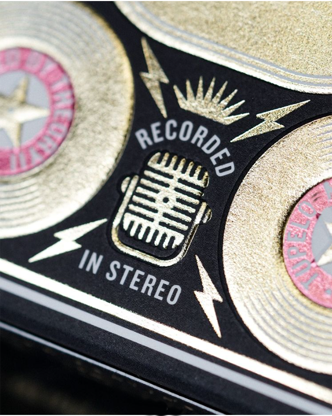 KURZUSA's tweet image. Check out this rockin’ box of playing cards from @StudioOnFire! The intricate details of the design sure do make the LUXOR metallic embellishments really pop and give you that nostalgic 50s feel. 

Packaging by @StudioOnFire 
Paper by @NeenahPaper 
Design by Jay Fletcher