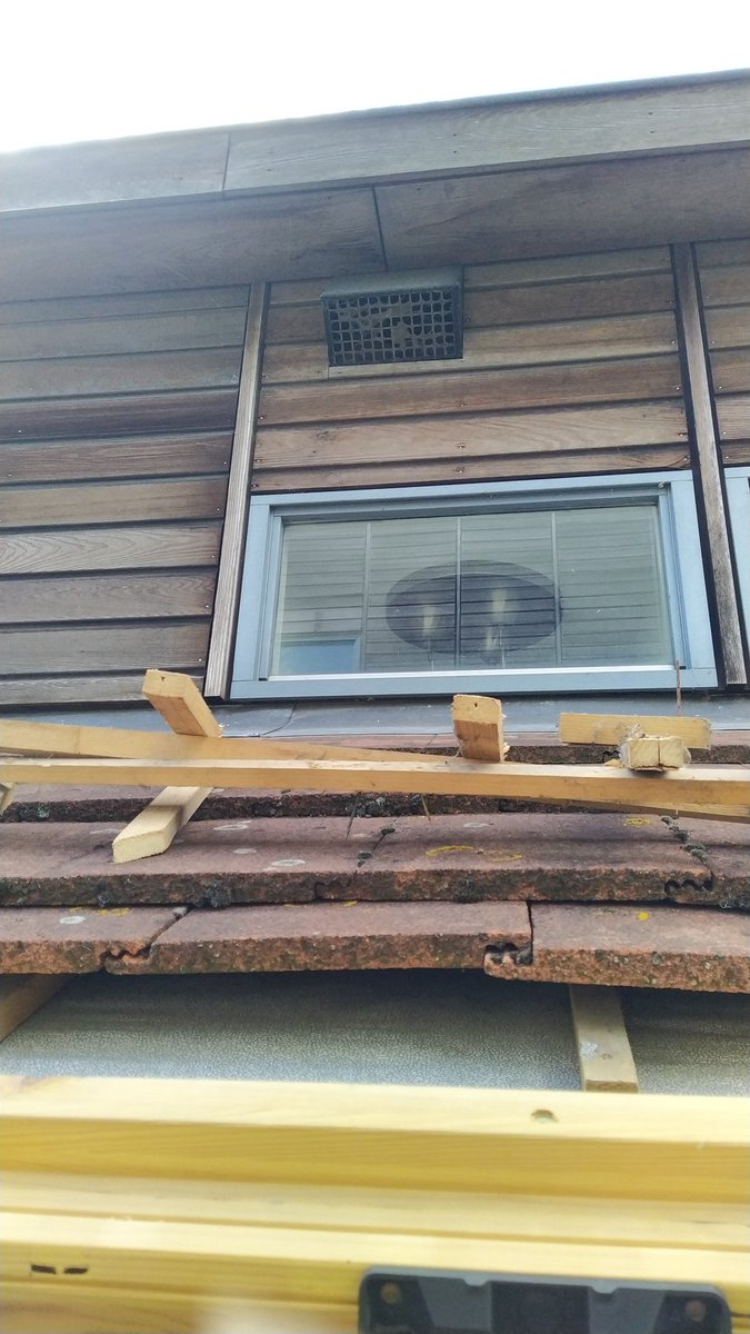 pbleij's tweet photo. Ben je de hele dag bezig op het dak, zie je nu pas dat de luchtinlaat van de #Orcon balansventilatie ook wat onderhoud/schoonmaakactie nodig heeft. @Plushuis @BSDGURU @LarsBoelen https://t.co/dHAz4tlayZ