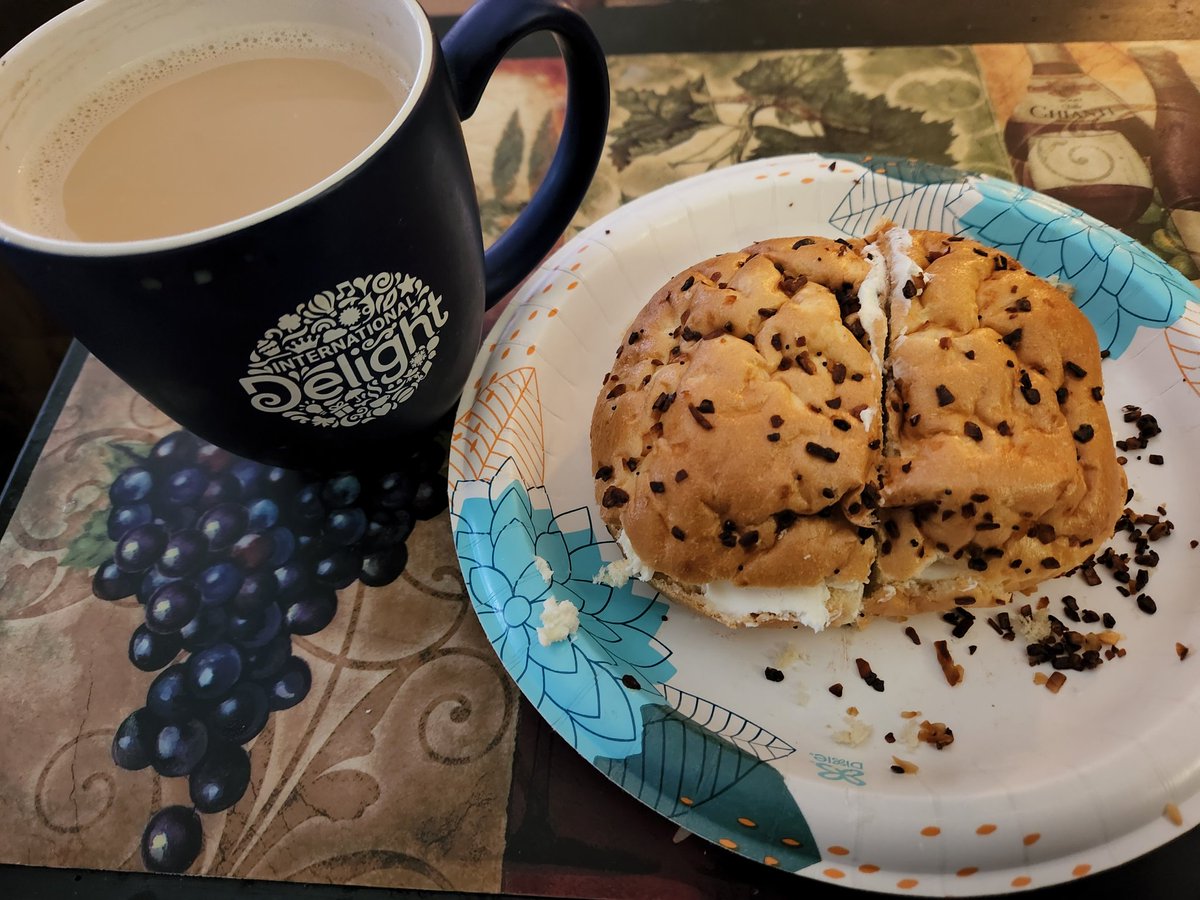 JohnLukeNYC's tweet image. #BreakfastTime #OnionRoll #CreamCheese #Coffee Yummy 😋