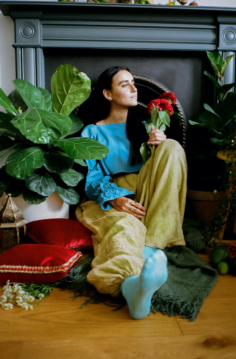 ClashMagazine's tweet image. .@maimunamemon's debut single 'Calling' is a soothing introduction - check it out, then catch her at the Fringe this month... 

clashmusic.com/news/munahs-de…