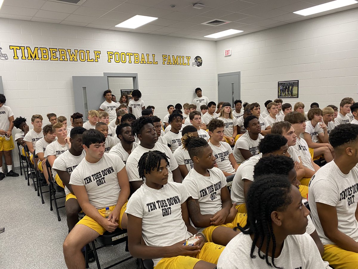 PCoachMetzger's tweet photo. FAMILY FRIDAY morning started with a meeting defining,"What our PACK PROGRAM Family" is all about. We ended it with some FOCUS work. All In https://t.co/79rw4fZwcE