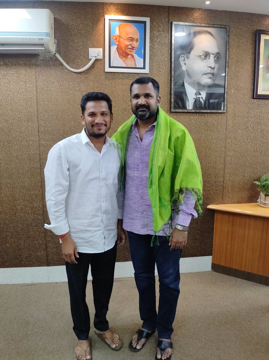 SAMALARAJAREDD1's tweet photo. తెలంగాణ రాష్ట్ర ఖనిజాభివృద్ధి సంస్థ చైర్మన్,
ఆత్మీయ అన్నయ్య @krishanKTRS గారిని మర్యాదపూర్వకంగా కలవడం జరిగింది 😍 @KTRTRS
@trspartyonline #TSMDC https://t.co/paHWZfgcuB