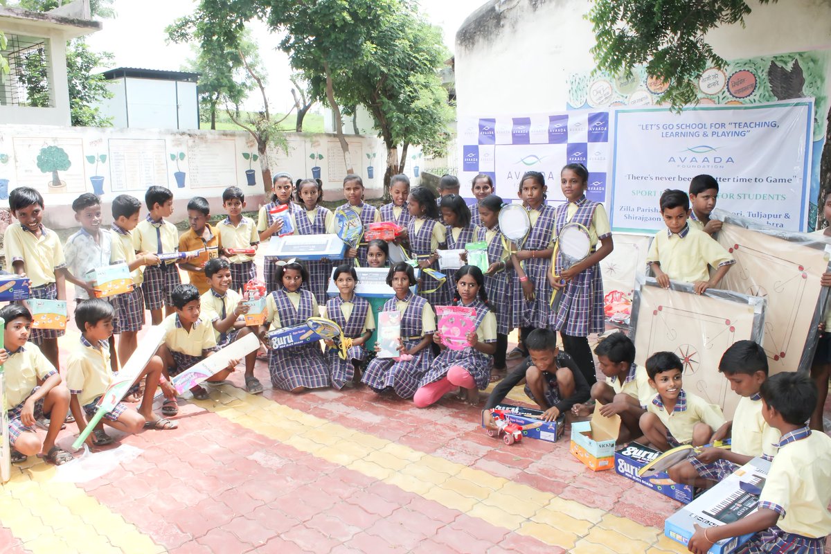 Avaada_Fdn's tweet photo. #Determination, #commitment, & #willpower. That’s what our youth are made of. As a way to give them a boost and give them an opportunity to experience the #energy of #sport, #AvaadaFoundation organized a #sportsmaterial distribution program in #Governmentschools in #Maharashtra. https://t.co/klLqgl42JV